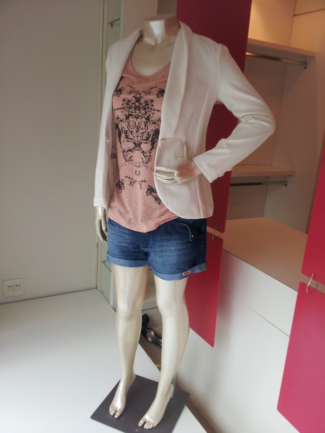 Trendy Store_Blazer branco, camiseta e shorts jeans