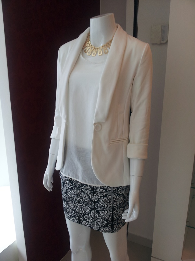 Trendy Store_Blazer branco, blusa e saia azulejo