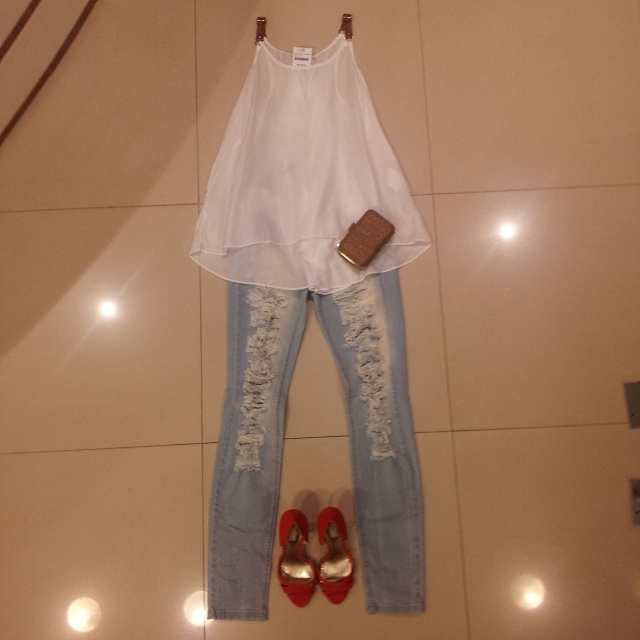 Trendy Store_Blusa com alça de couro Sly e calça jeans destroyed Vírus