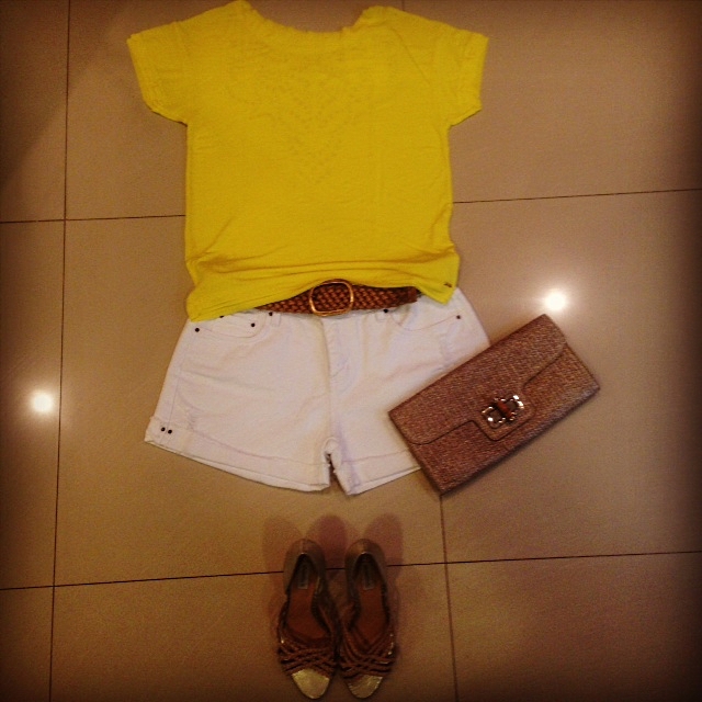 Trendy Store_Blusa amarela com recorte a laser nas costas e shorts de sarja branco