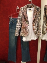 Trendy Store_Blazer animal print, blusa branca algodão e flare jeans