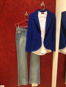 Trendy Store_Blazer azul, camisa branca e jeans flare
