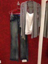 Trendy Store_Casaco de renda, blusa combinação e jeans flare