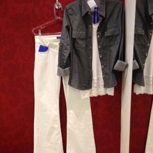 Camisa jeans e flare branca, o look de maior sucesso nos blogs de moda
