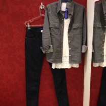 Camisa jeans e skinny jeans de lavagem escura - a combinação jeans com jeans, super moderna