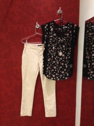 Trendy Store_Blusa floral com rendas e calça bege