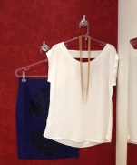 Trendy Store_Blusa off-white e saia lápis azul com aplicação de couro