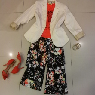 Trendy Store_Blazer off-white + camiseta + flare floral dark