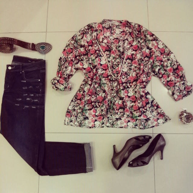 Trendy Store_Camisa floral + skinny jeans escuro com cintura alta