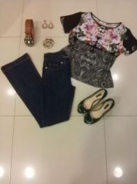 Trendy Store_Flare jeans e blusa com estampa em florarl dark