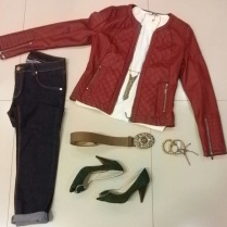 Trendy Store_Jaqueta courino matelassê, blusa e skinny jeans escura
