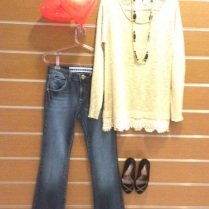 Trendy Store_Tricô dourado e flare jeans